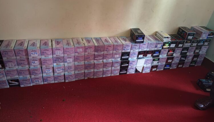 मालाखेतीबाट ठूलो परिमाणमा भन्सार छलीका मोबाइल डिस्प्ले बरामद, एक जना पक्राउ